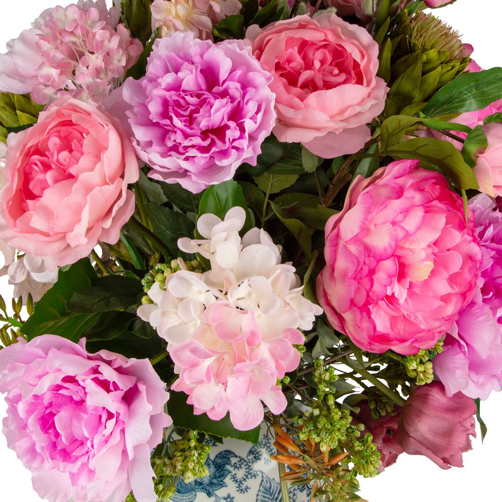 Şakayık & Gül Aranjmanı – Bleu Blanc Desenli Seramik Vazoda