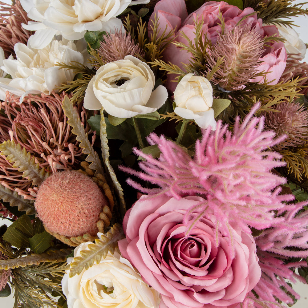 Karışık Yapay Çiçek Aranjmanı – Pembe Desenli Cam Vazoda