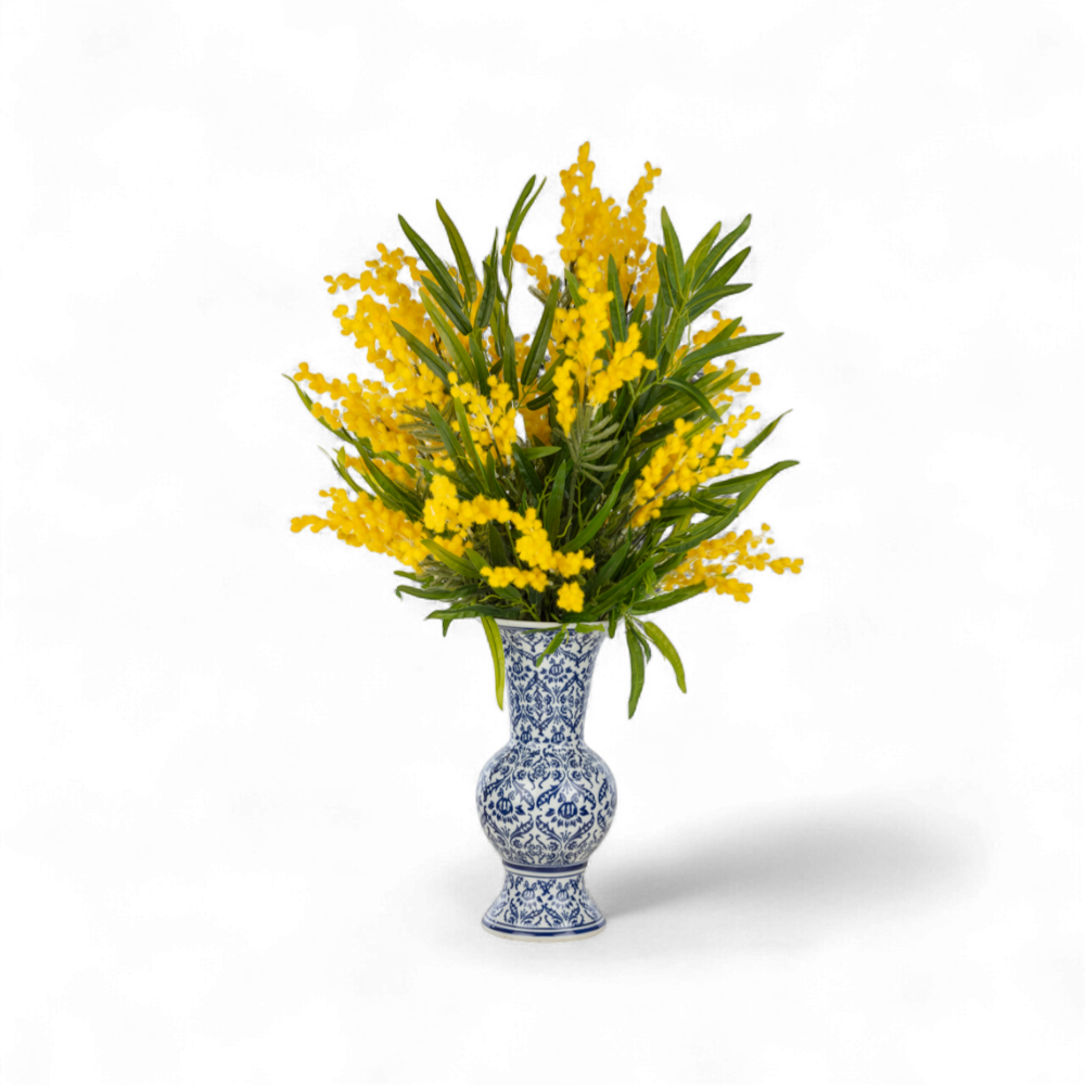 Mimoza Aranjmanı – Bleu Blanc Desenli Seramik Vazoda