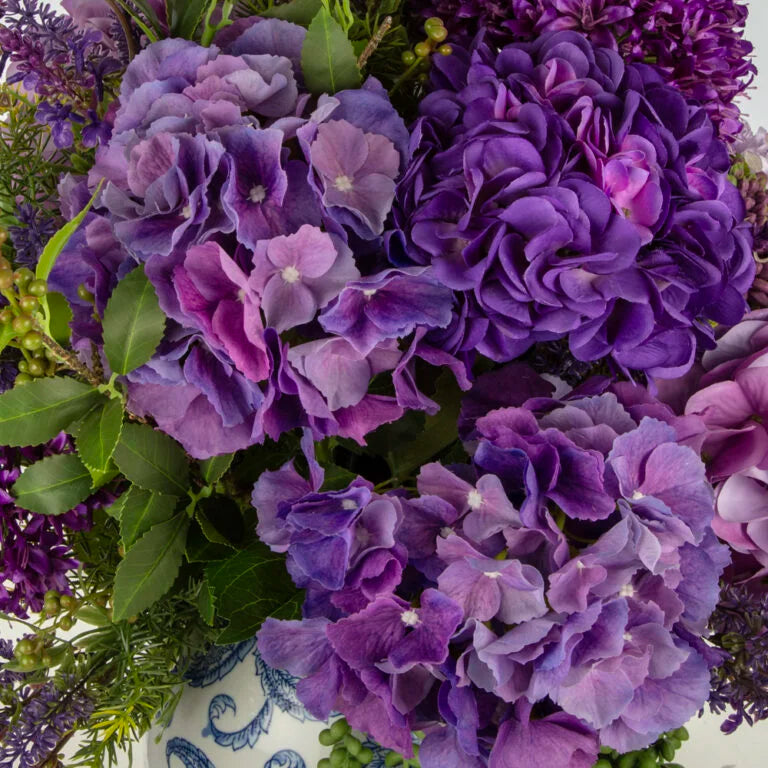 Mor Ortanca Aranjmanı – Bleu Blanc Seramik Vazoda