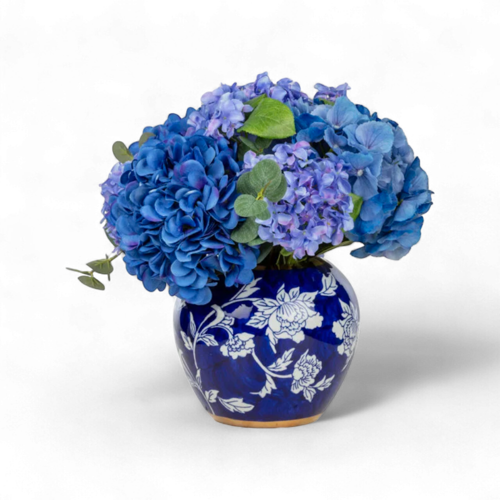 Mavi Ortanca Aranjmanı – Çiçek Motifli Seramik Vazoda