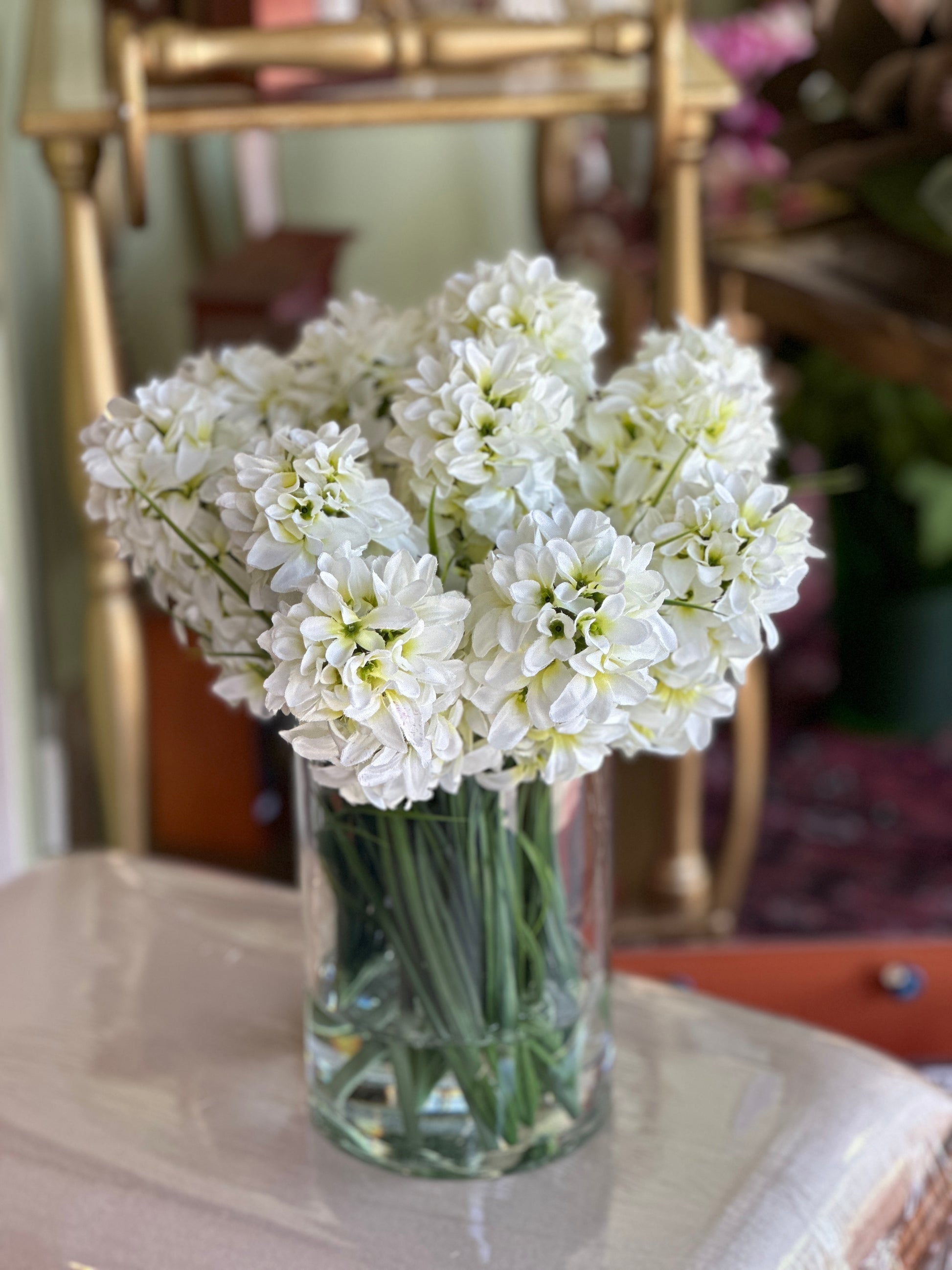 Beyaz Sümbül Aranjmanı – Silindir Cam Vazoda