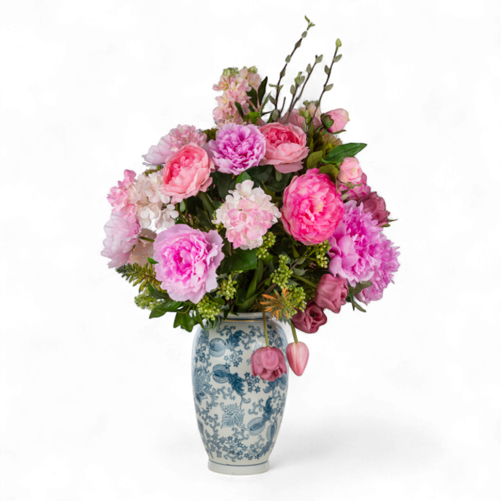 Şakayık & Gül Aranjmanı – Bleu Blanc Desenli Seramik Vazoda