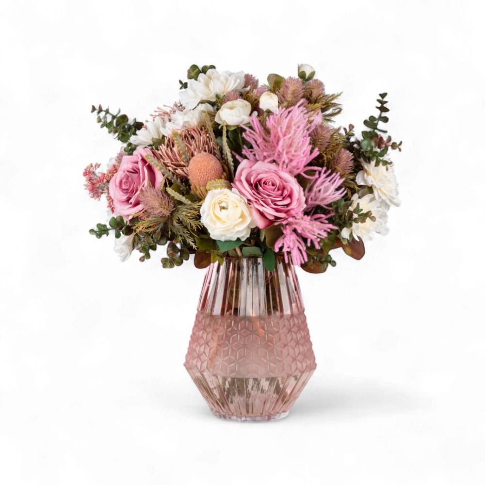 Karışık Yapay Çiçek Aranjmanı – Pembe Desenli Cam Vazoda