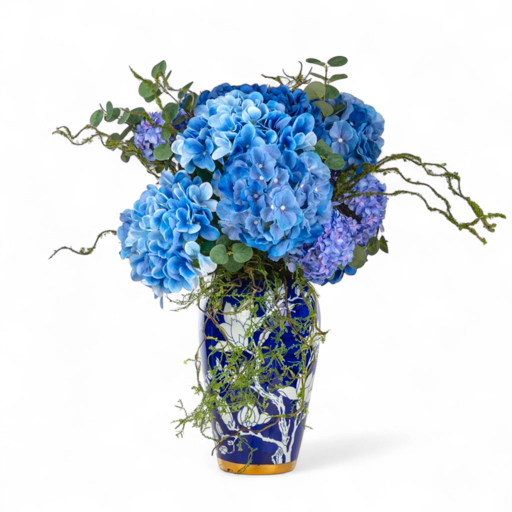 Bleu Blanc Vazo Islak Dokulu Ortanca Aranjman – Mavi Çiçeklerle