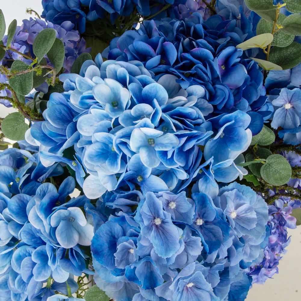 Bleu Blanc Vazo Islak Dokulu Ortanca Aranjman – Mavi Çiçeklerle