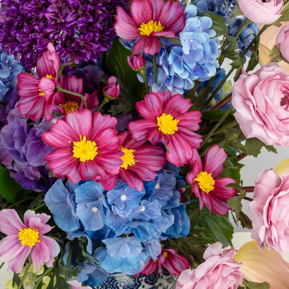 Bleu Blanc Vazoda Karışık Aranjman – Renkli Çiçeklerle